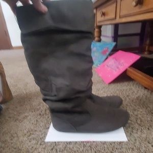 Comfortable flat bottom grey boots